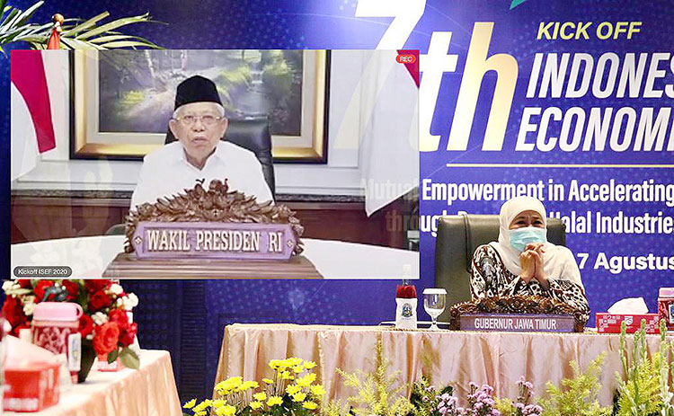 Gubernur Jawa Timur, Khofifah Indar Parawansa saat menghadiri Kick Off 7th Indonesia Sharia Economic Festival (ISEF) 2020 yang dibuka secara virtual bersama Wakil Presiden RI, K.H. Ma