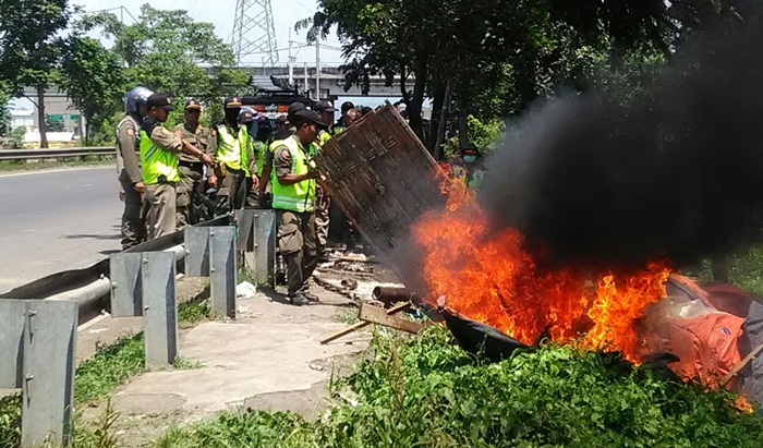 Ratusan petugas gabungan Satpol PP, TNI, Polri sebanyak 150 personel, kembali menertibkan bangunan liar di sepanjang jalan raya arteri Porong, Rabu (18/4) siang.
