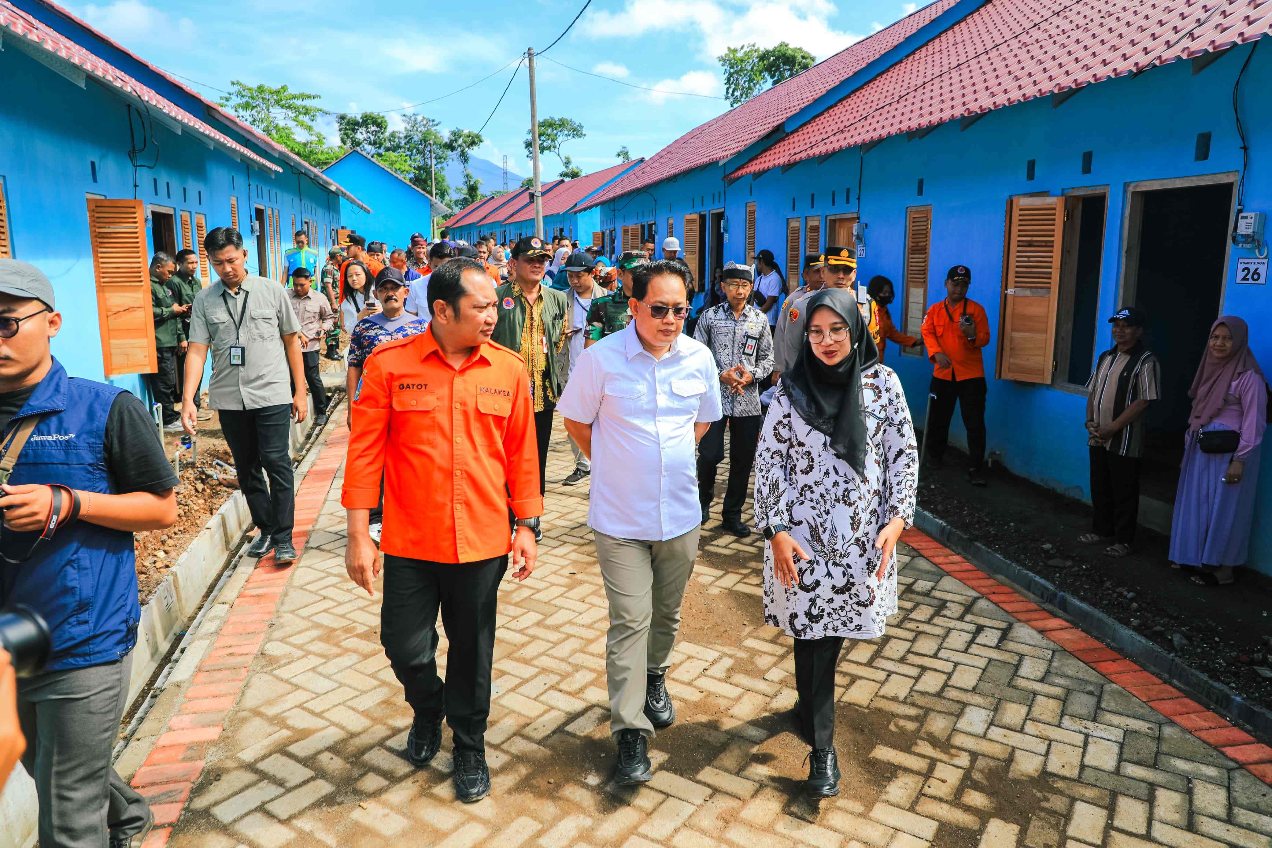 Pj Gubernur Jawa Timur Adhy Karyono saat meresmikan 66 unit hunian tetap (Huntap) Kalibaru Indah Permai di Desa Kalibaruwetan, Kecamatan Kalibaru, Kabupaten Banyuwangi, Senin (23/12/2024). Foto: Pemprov Jatim
