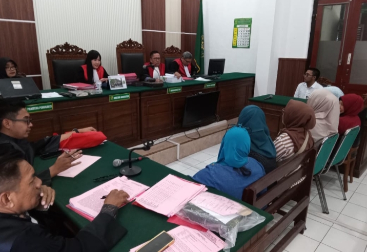 Para saksi saat menjalani persidangan di PN Surabaya