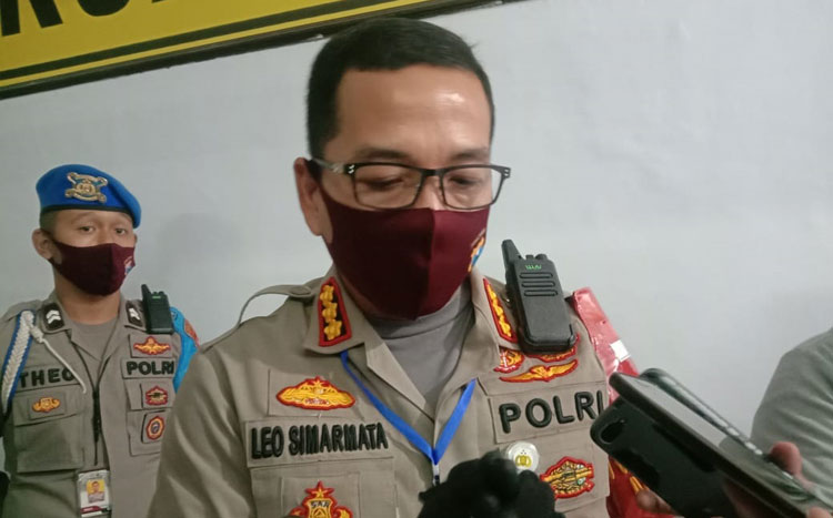 Kapolresta Malang Kota Kombespol Leonardus Simarmata, saat diwawancarai wartawan usai gelar perkara, kemarin (23/06). foto: ist.