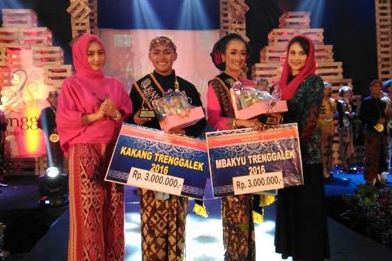 Juara satu kakang mbakyu Trenggalek diapit istri Bupati Trenggalek, Arumi Bachsin (kanan) dan Istri Wabup, Novita Hardiny kiri.