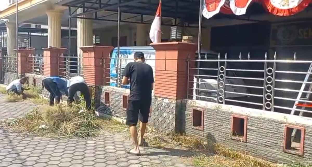 Giat kerja bakti yang digelar PWI Mojokerto Raya dalam rangka menyambut HUT ke-80 RI.
