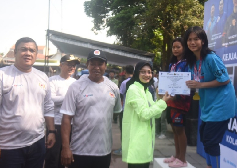 Wali Kota Kediri Vinanda Prameswati saat menyerahkan piagam penghargaan kepada atlet yang meraih juara dalam Finswimming Walikota Cup I. (Ist).
