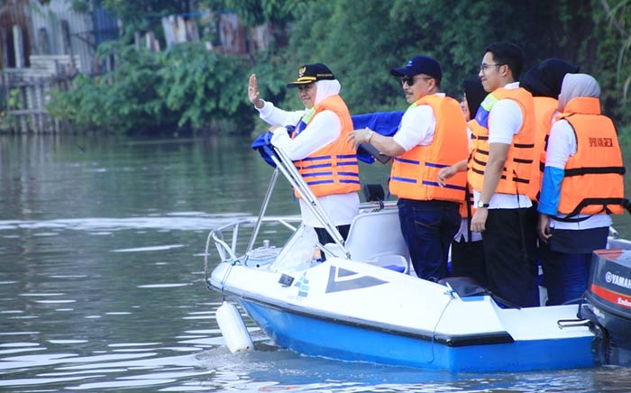 Gubernur Jatim, Khofifah Indar Parawansa meninjau sungai Brantas sisi Surabaya. Khofifah juga membersihkan sampah yang ada di permukaan sungai dan melepas bibit ikan. foto: ist