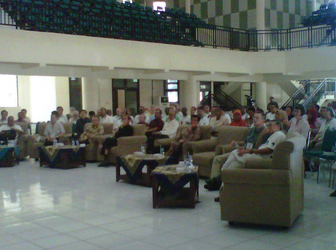 Pastur Gereja Katolik sedunia berdialog tentang perdamaian antarumat beragama di UINSA Surabaya, Rabu (13/8). foto: nur faishal
