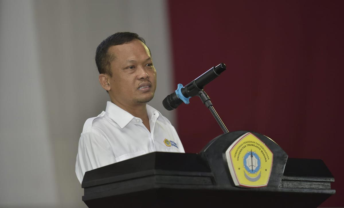 Rektor UTM Dr. Safi saat sambutan pada acara Dies Natalis ke-9 Fakultas Ilmu Pendidikan Universitas Trunojoyo Madura (UTM).