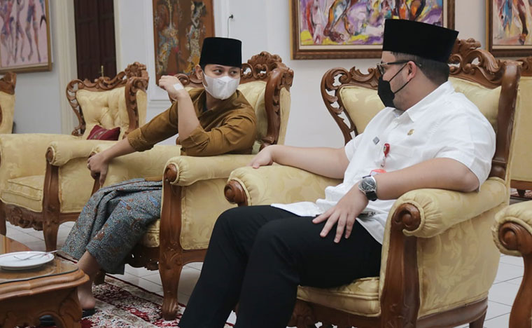Bupati Kediri Hanindhito Himawan Pramana (kanan) saat melakukan pertemuan dengan Bupati Trenggalek Mochamad Nur Arifin di Pendopo Panjalu Jayati, Kabupaten Kediri. (foto: ist.)