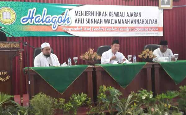 MAKLUMAT:  Pengasuh Pondok Pesantren Cipasung Jawa Barat KH. Ahmad Bunyamin Ruhiat, MSI, (tengah) bersama KH. Jamaluddin Mariajang (kanan), Rais Syuriah PWNU Sulawesi Tengah dan KHR. Ahmad Azaim Ibrahimy (kiri), pengasuh PP Salafiyah Syafiiyah Sukorejo Situbondo. foto: BANGSAONLINE
