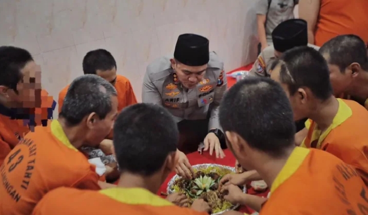 Kapolres Lamongan, AKBP Arif Fazlurrahman saat menyantap hidangan buka puasa bersama para tahanan
