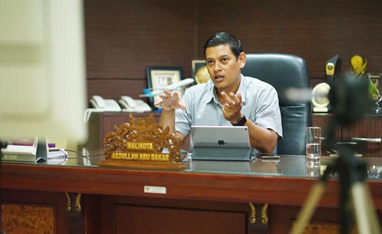 Wali Kota Kediri Abdullah Abu Bakar saat menjadi salah satu narasumber dalam Seminar Nasional.