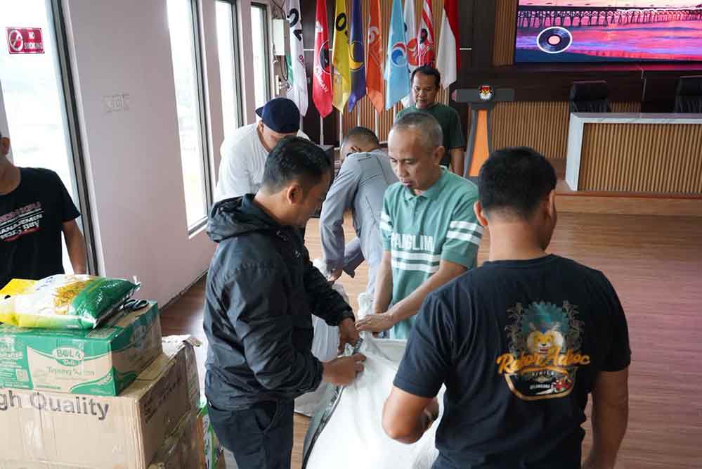 Pegawai KPU Kota Batu saat mengemas bantuan untuk dikirim ke Aceh dan Sumatera.