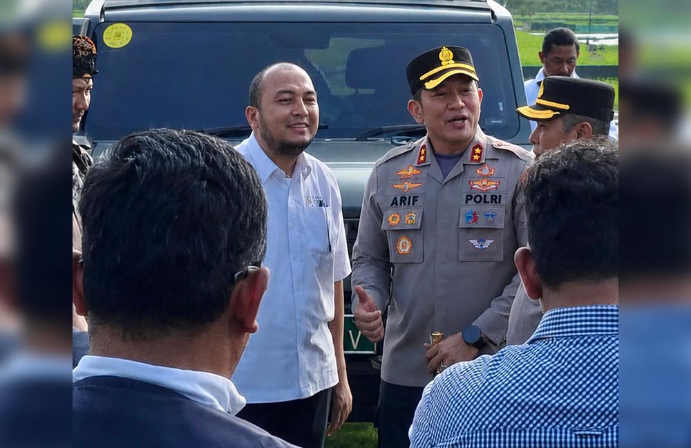 Kapolres AKBP Arif Fazlurrahman Lamongan bersama Senior Manager Region 3A PT Pupuk Indonesia, Saroyo Utomo Winarno, saat kunjungan di Lamongan.