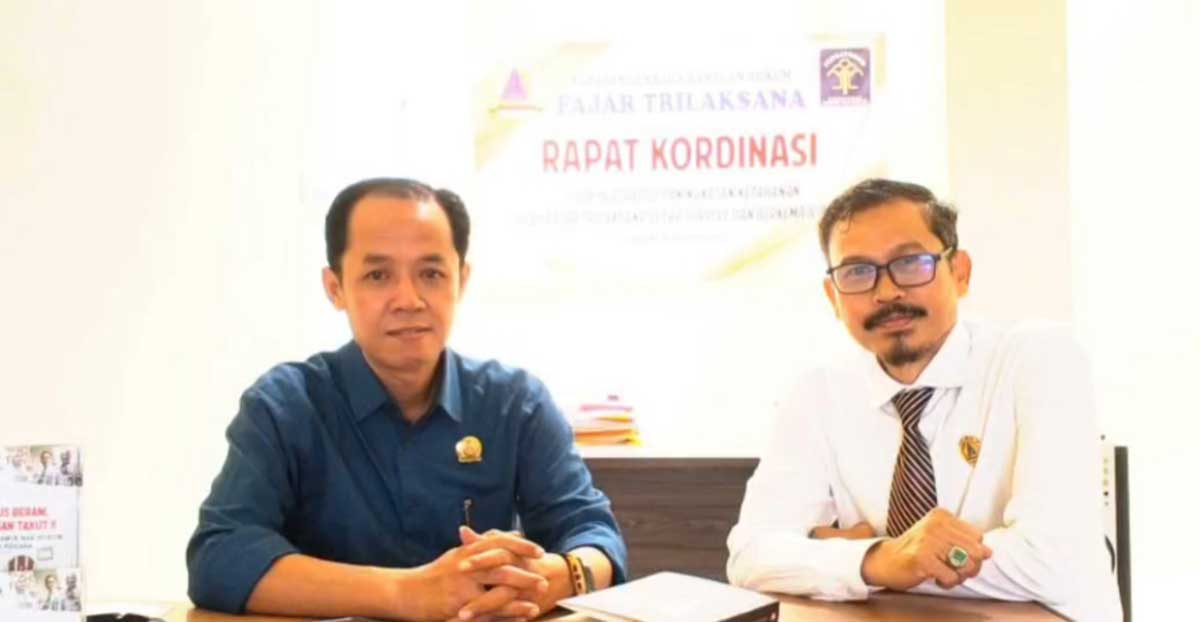Direktur YLBH FT, Andi Fajar Yulinto (kanan), bersama tim Muhlison. Foto: Ist