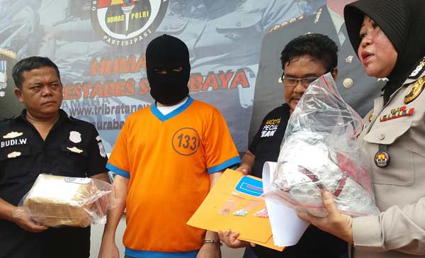 Tersangka pemilik ribuan pil ekstasi yang tertangkap Polrestabes Surabaya. foto: ekoyono/ BANGSAONLINE
