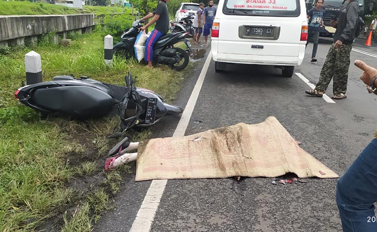 Jenazah korban ditutupi tikar sebelum dievakuasi ke rumah sakit.