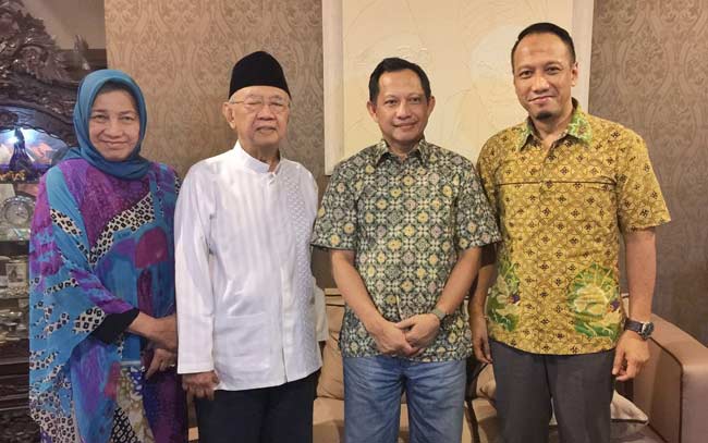 Dari kiri ke kanan: Nyai Farida Salahuddin Wahid (istri Gus Solah), Gus Solah, Komjen Tito Karnavian, dan Gus Ipang (putra Gus Solah). foto: istimewa