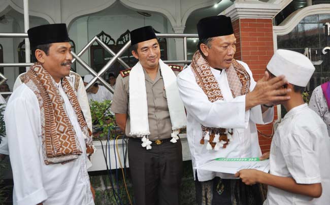 Bupati-Wabup, Sambari-Qosim saat launching kartu Gresik sehat di Desa Prambangan, Kebomas. foto: SYUHUD/ BANGSAONLINE