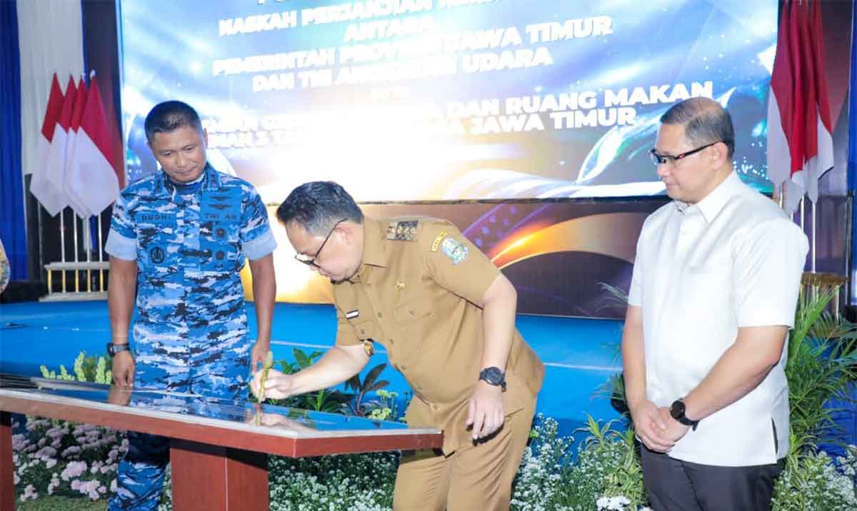 Pj Gubernur Jatim, Adhy Karyono, saat meresmikan 2 asrama SMAN 3 Taruna Angkasa Jatim di Kota Madiun.