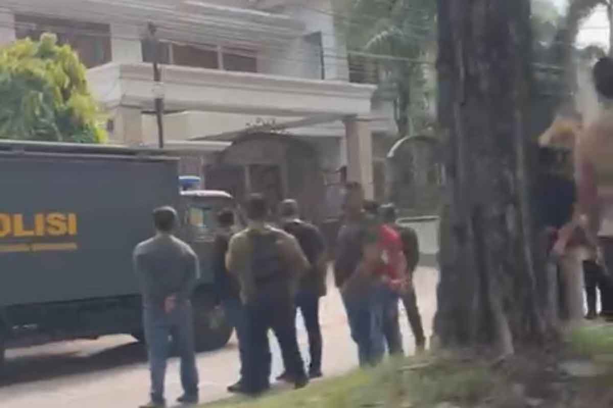 Tangkapan layar video demo butuh pabrik di perumahan Dharmahusada Indah, Surabaya.