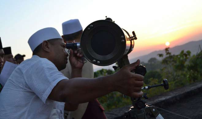 Salah satu peserta tim rukyat saat mengecek keberadaan hilal di Desa Manduro, Kecamatan Kabuh, Kabupaten Jombang,  Senin (4/7). foto:  ROMZA/ BANGSAONLINE