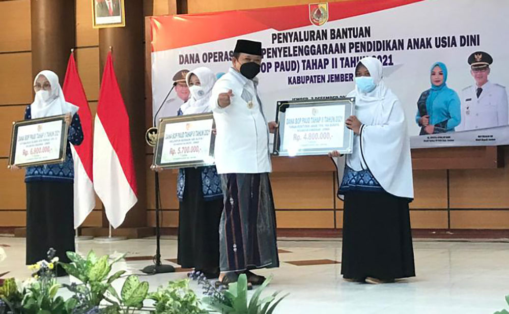 Bupati Jember Hendy Siswanto menyerahkan secara simbolis BOP PAUD kepada 150 perwakilan lembaga bertempat di Aula Dispendik Jember, Jumat (3/12).