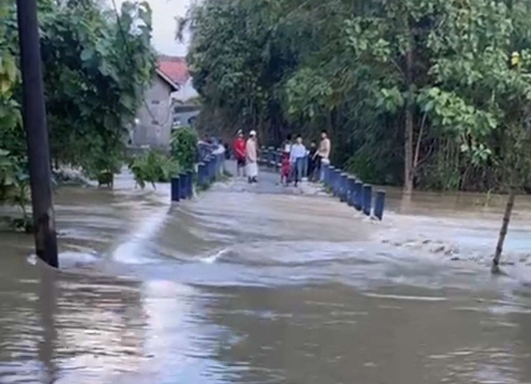 Luapan air sungai yang merendam jalanan di Kecamatan Robatal dan Karang Penang, Sampang