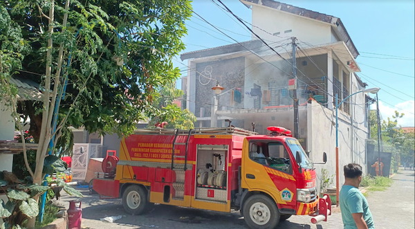 Mobil Damkar yang dikerahkan di lokasi terjadinya ledakan di  sebuah rumah produksi Kue di Perum Bumi Pertiwi Kulon Gresik (foto: Ist)
