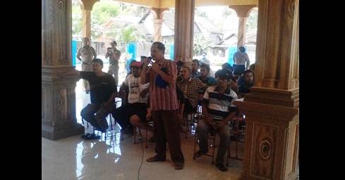 Ratusan Warga Luruk Balai Desa Kedungwilut Tulungagung