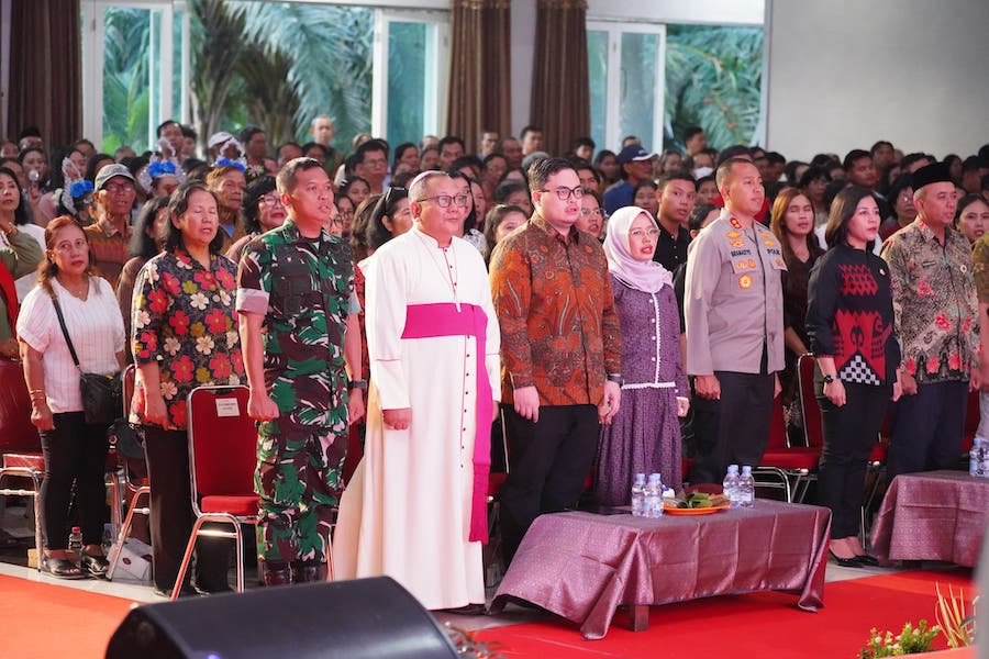 Bupati Kediri Hanindhito Himawan Pramana dan Wakilnya, Dewi Mariya Ulfa bersama Forkopimda saat menghadiri perayaan Paskah. (Ist).
