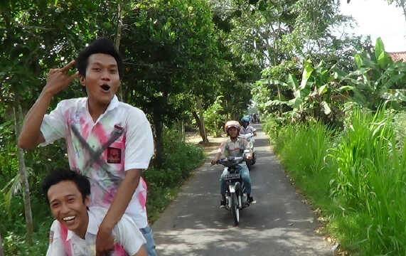 Aksi siswa di Pamekasan yang konvoi untuk merayakan kelulusan. (foto: rizal/BANGSAONLINE)