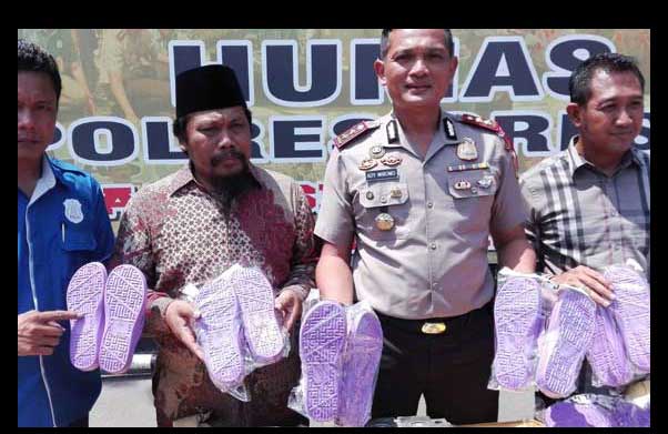 Kapolres Gresik, AKBP Ady Wibowo ketika gelar kasus sandal berlafal Allah. foto: syuhud/BANGSAONLINE