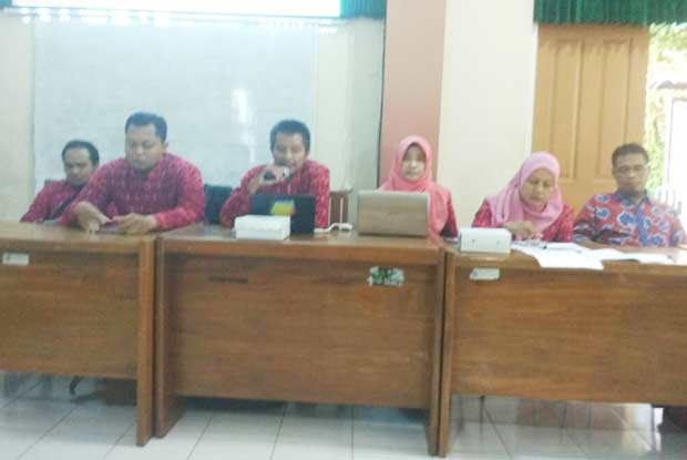 Dewan pendidikan saat menyampaikan rilis terkait petisi yang dikeluarkan di aula Pasca Sarjana STAIN Kediri.