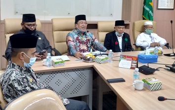 Prof Dr KH Asep Saifuddin Chalim, MA (pakai jas hitam, nomor dua dari kanan) dan Prof Dr H Warul Alidin AK, MA (nomor tiga dari kanan). foto: mma/ bangsaonline.com