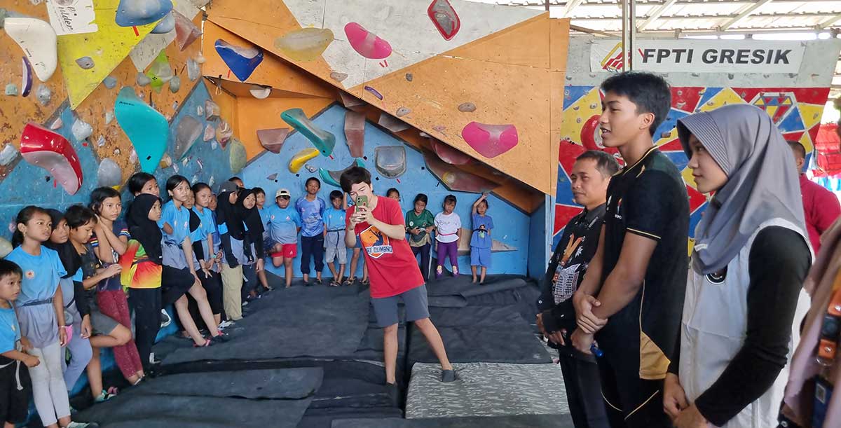 Alma Ariella Tsany dan Antasyafi Robby Al Hilmi saat berkunjung ke Rock Hobbies Centre Gresik.
