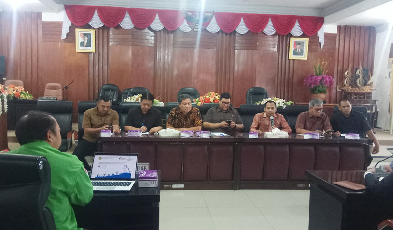 Wakil ketua DPRD Djunaedi Malik (pegang mic) menyampaikan keluhan warga soal lubang jargas. foto: YUDI EP/ BANGSAONLINE