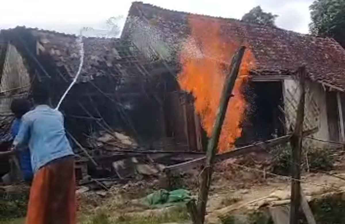Tangkap layar video sumur bor keluar api di Sampang.