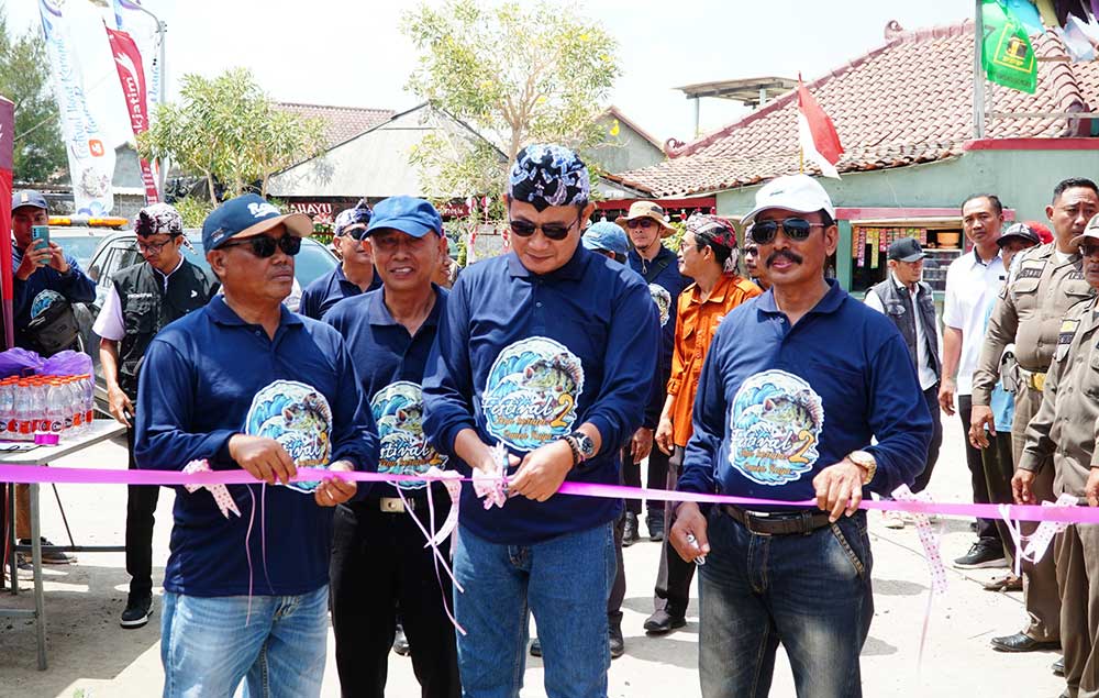 Bupati Yuhronur Efendi saat membuka Festival Ikan Kerapu di Pantai Kutang Lamongan, Rabu (4/9/2024).
