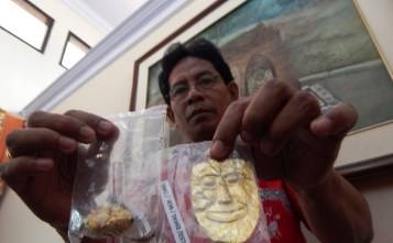 Kepingan emas yang ditunjukkan oleh petugas BPCB Trowulan. (foto: rochmad aris/BANGSAONLINE)