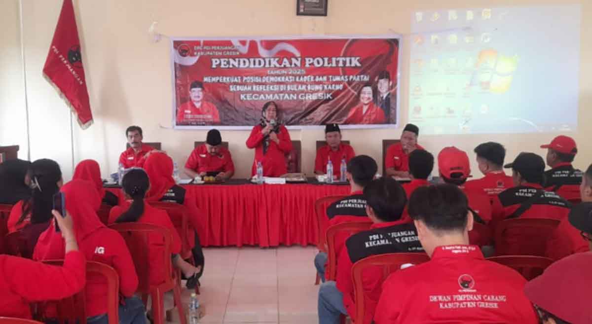 Bendahara PDIP Gresik, Siti Muafiyah, ketika memberikan pembekalan pendidikan politik kepada para kader. Foto: Ist