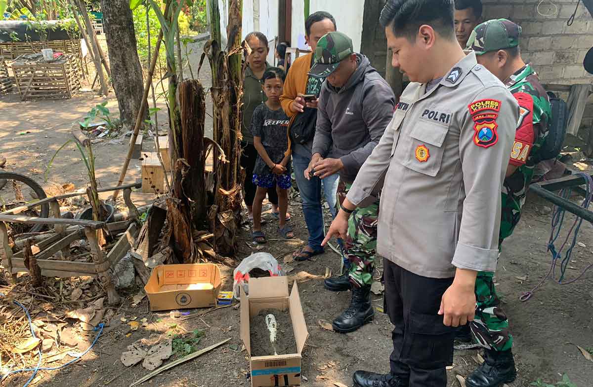 Petugas saat menunjukkan mortir yang diduga peninggalan Belanda. Foto: Ist