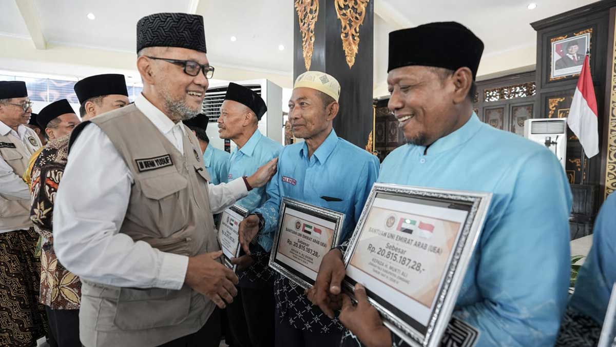 kemenhaj-kawal-kepulangan-jemaah-haji-dari-jombang-17-orang-terima-bantuan-dari-uea