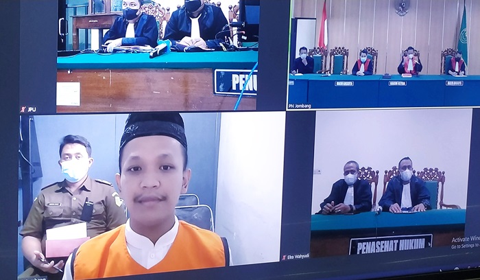 Memakai rompi oranye, tersangka Tubagus Muhammad Joddy menjalani sidang di Pengadilan Negeri (PN) Jombang.