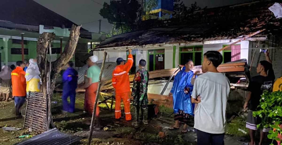 Petugas dari BPBD Pamekasan saat mendatangi lokasi terdampak hujan angin.