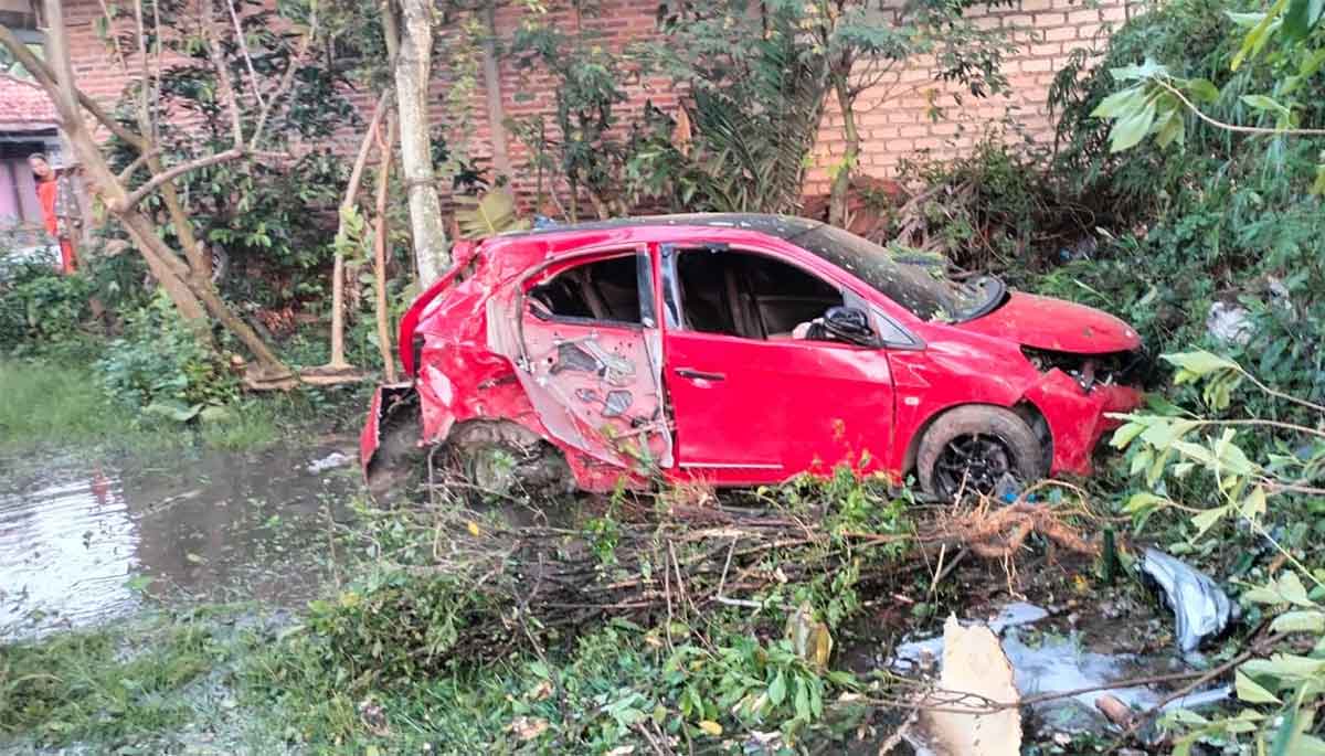 Kendaraan salah satu anggota Polres Sampang yang tewas usai menabrak pohon di Bangkalan.