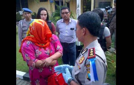 Bos Koperasi saat digiring polisi. (foto: andi/BANGSAONLINE)