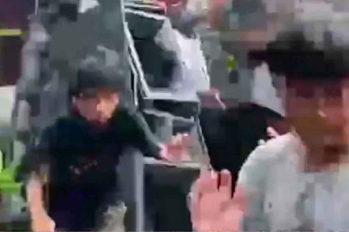 Tangkapan layar warga berhamburan setelah sound horeg di Bondowoso terjatuh. Foto: Ist.