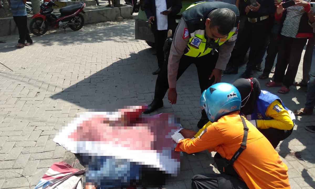 Petugas saat mengevakuasi korban meninggal akibat kecelakaan di daerah Pergudangan Margomulyo, Tandes, Surabaya.