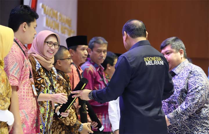 Wakil Bupati Lumajang saat menerima SAKIP Award 2018 dari Menteri PAN-RB RI, Syafruddin di Banjarmasin, Kalimantan Selatan.