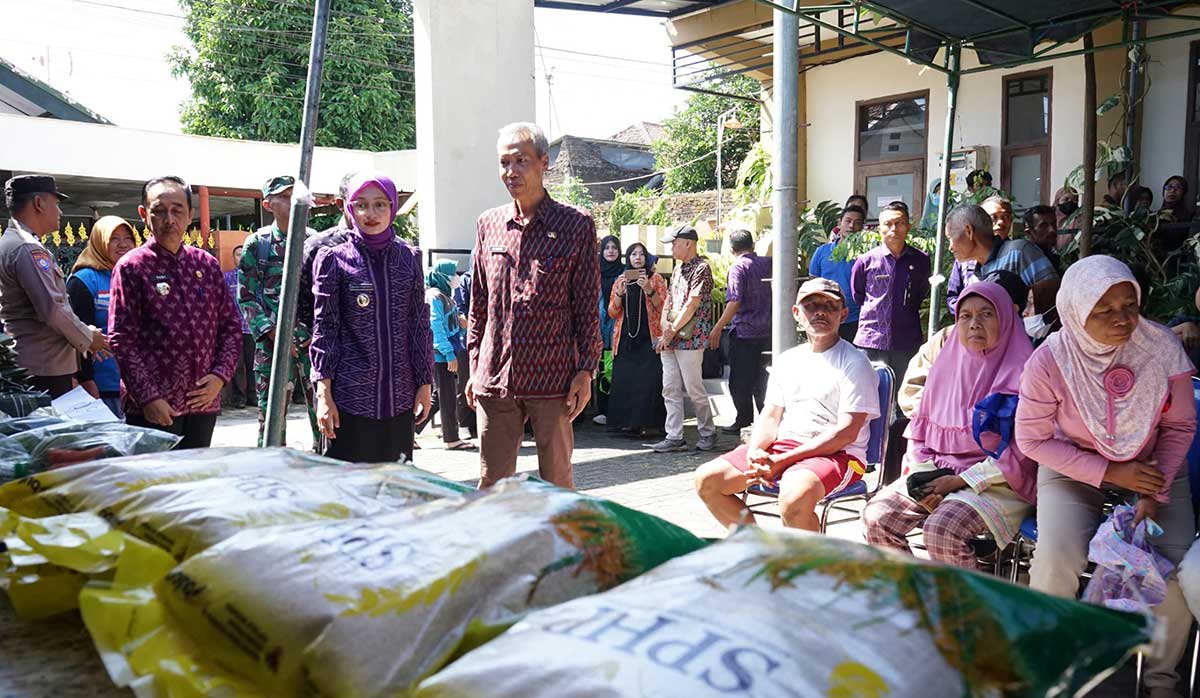 Wali Kota Kediri, Vinanda Prameswati, saat meninjau stan Bulog. Foto: Ist
